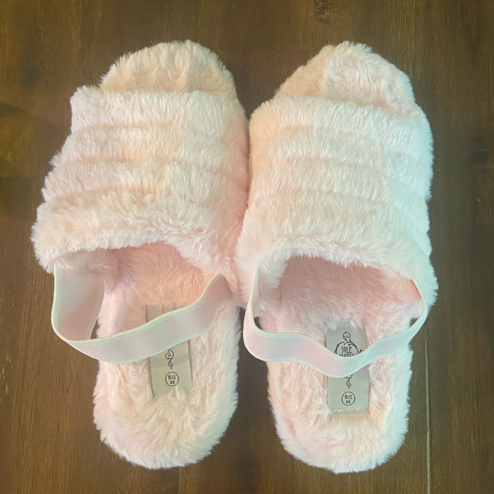 ✨5/$15✨ Pink fuzzy slippers